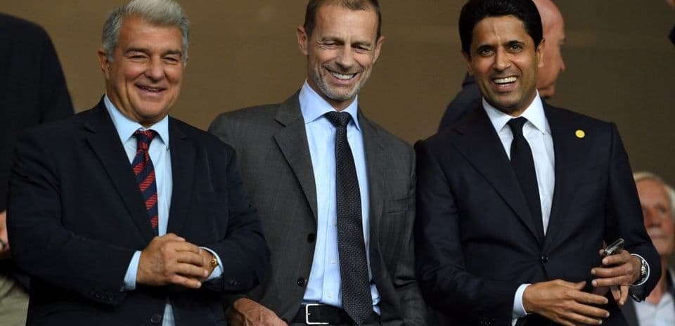 Tres directivos sonriendo en un evento deportivo