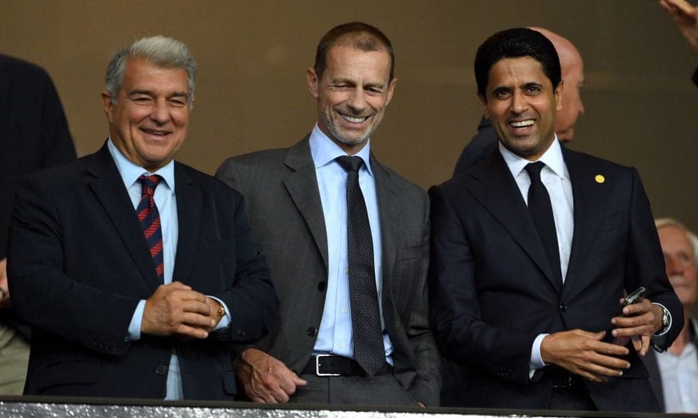 Tres directivos sonriendo en un evento deportivo