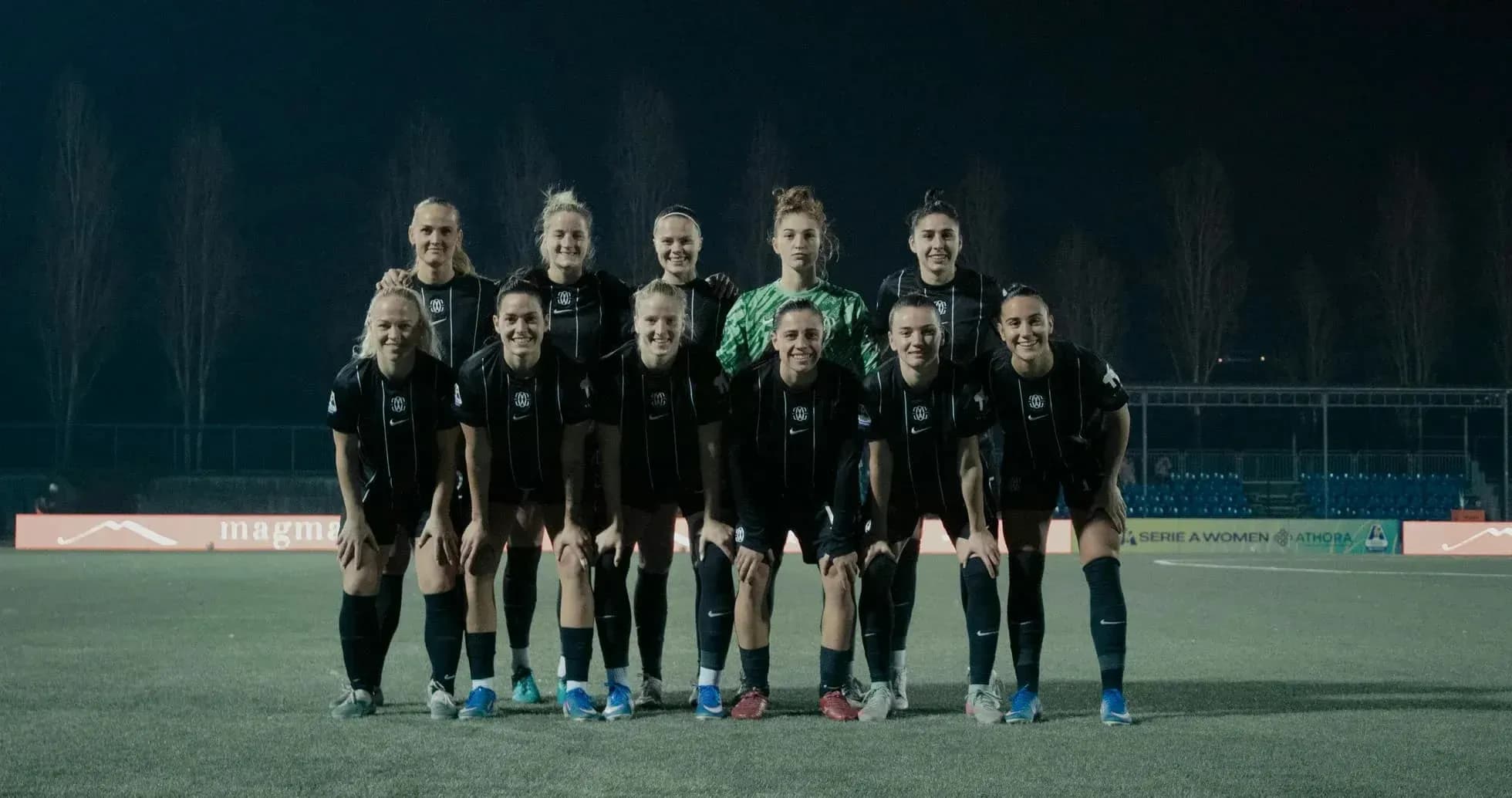 Equipo femenino de fútbol de Genoa posando