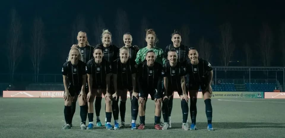 Equipo femenino de fútbol de Genoa posando