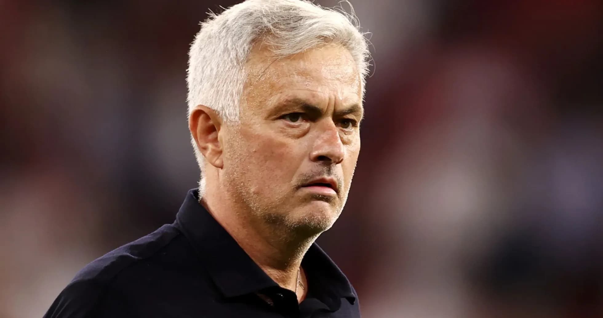 Entrenador observando el partido desde la línea de banda