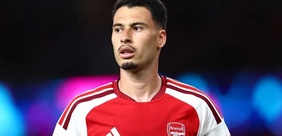 Jugador de Arsenal en uniforme durante el partido