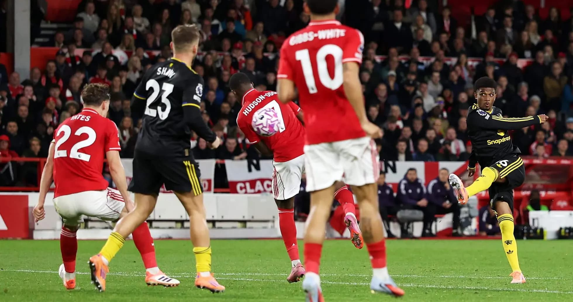 Jugadores de Manchester United y Nottingham Forest en acción