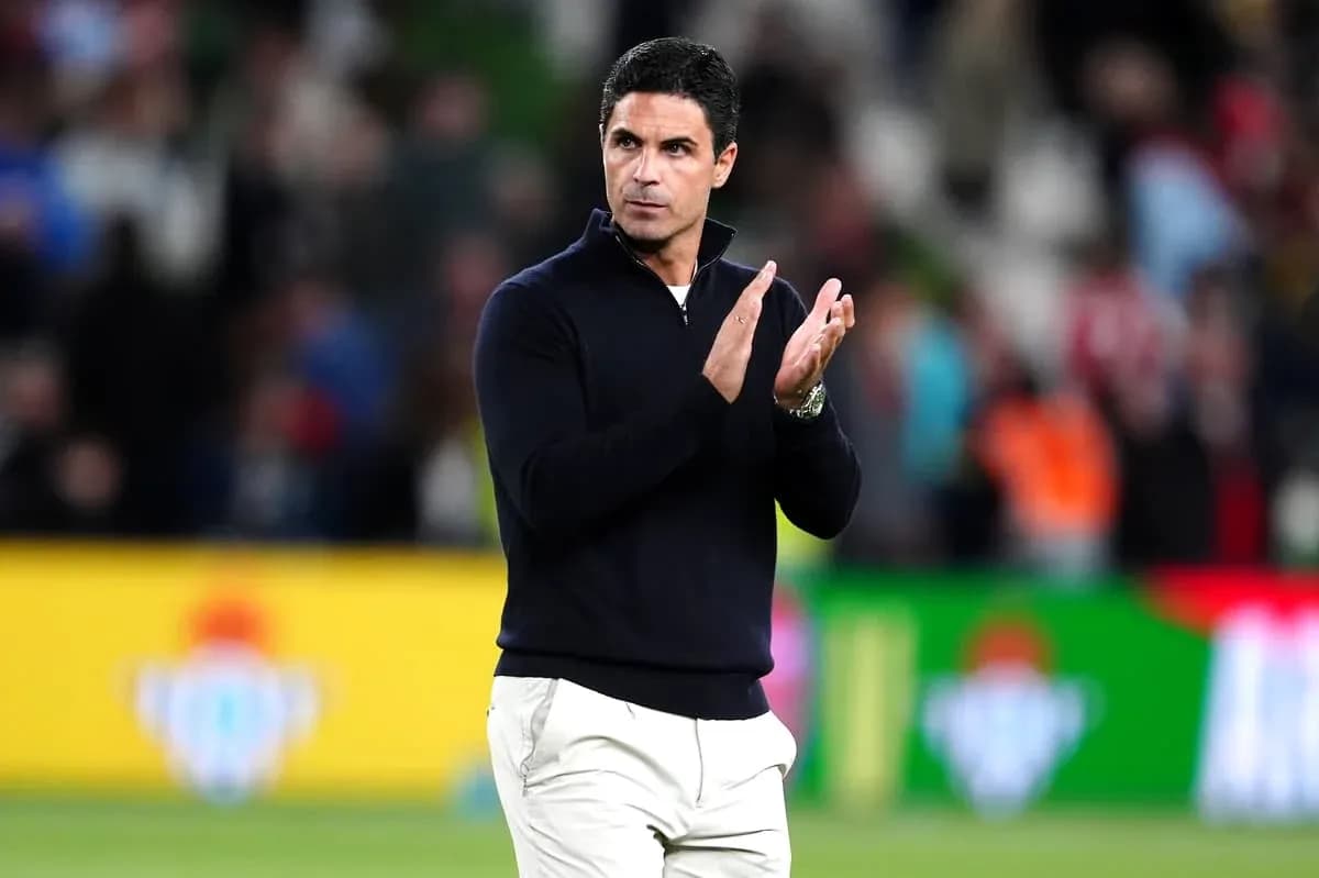 Entrenador aplaudiendo en el campo de juego