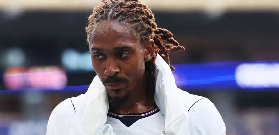 Jugador saliendo del campo con camiseta blanca