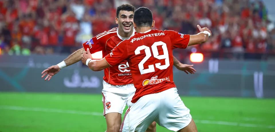 Jugadores celebrando un gol en el estadio