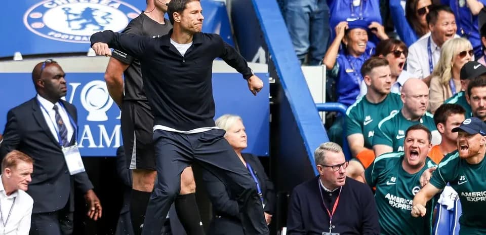Entrenador gesticulando durante el partido en el banquillo
