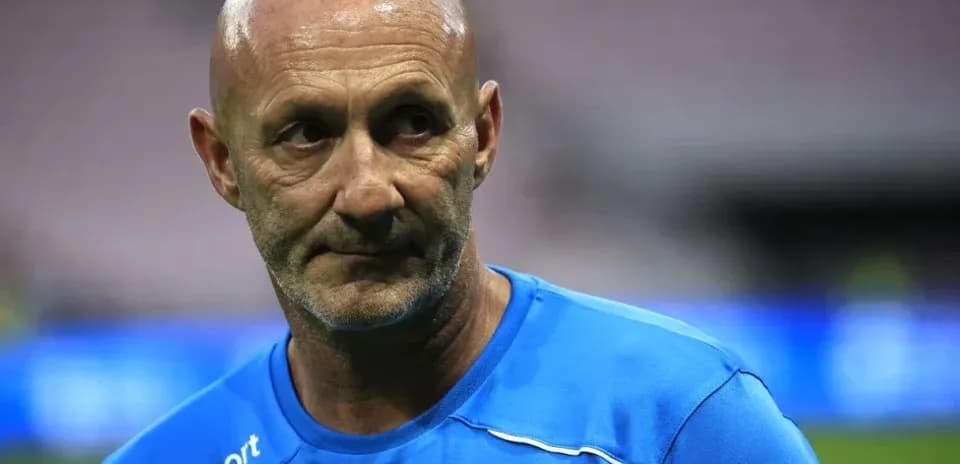 Entrenador en campo de fútbol durante el partido