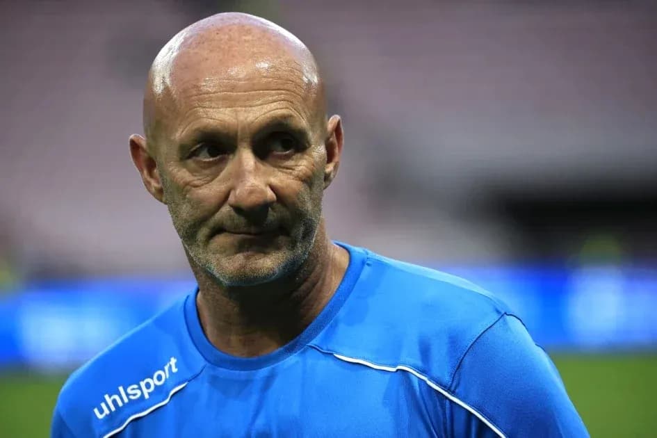 Entrenador en campo de fútbol durante el partido