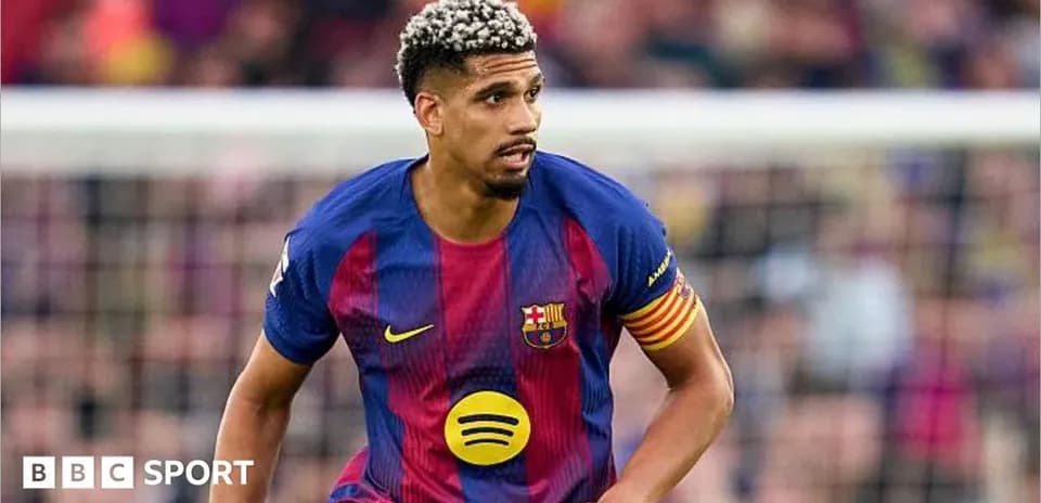 Jugador de Barcelona corriendo en el campo