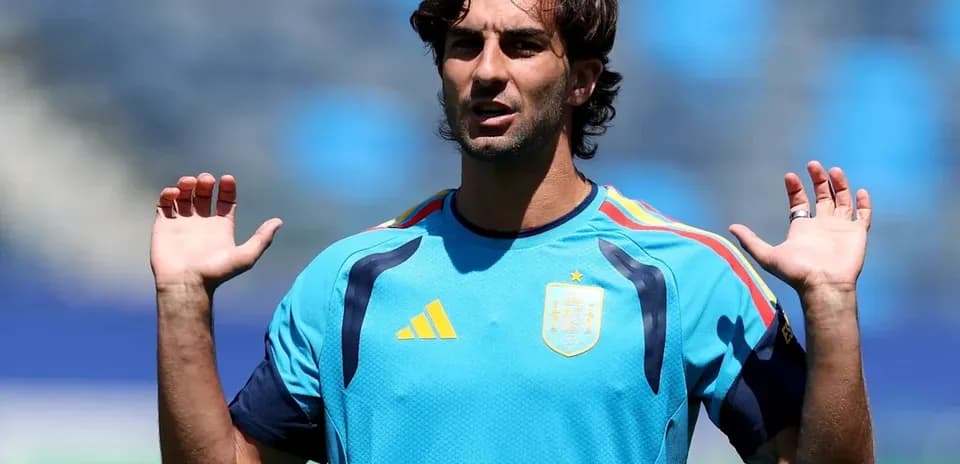 Jugador de fútbol entrenando con camiseta de España