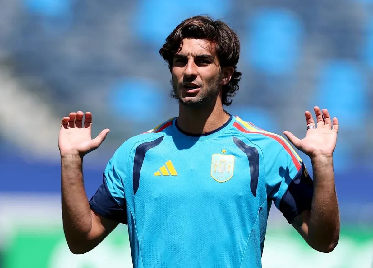 Jugador de fútbol entrenando con camiseta de España