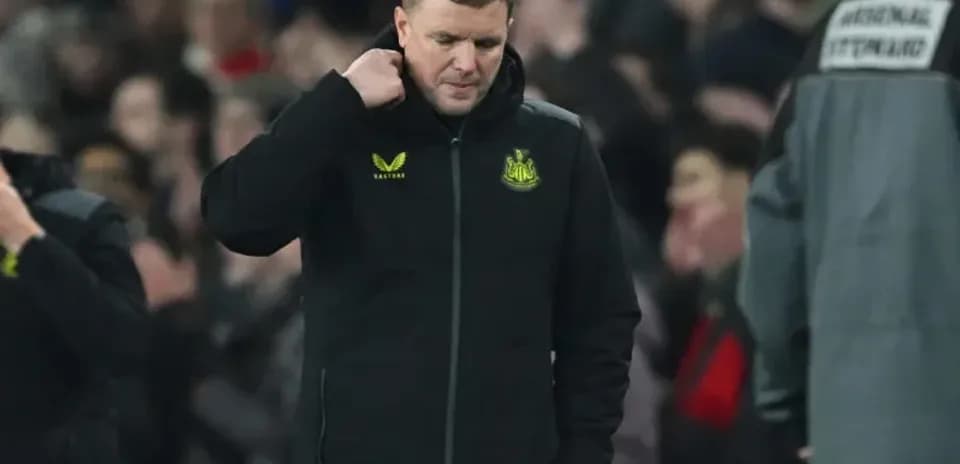 Entrenador de Newcastle caminando con expresión seria