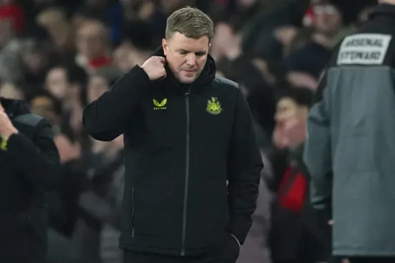 Entrenador de Newcastle caminando con expresión seria