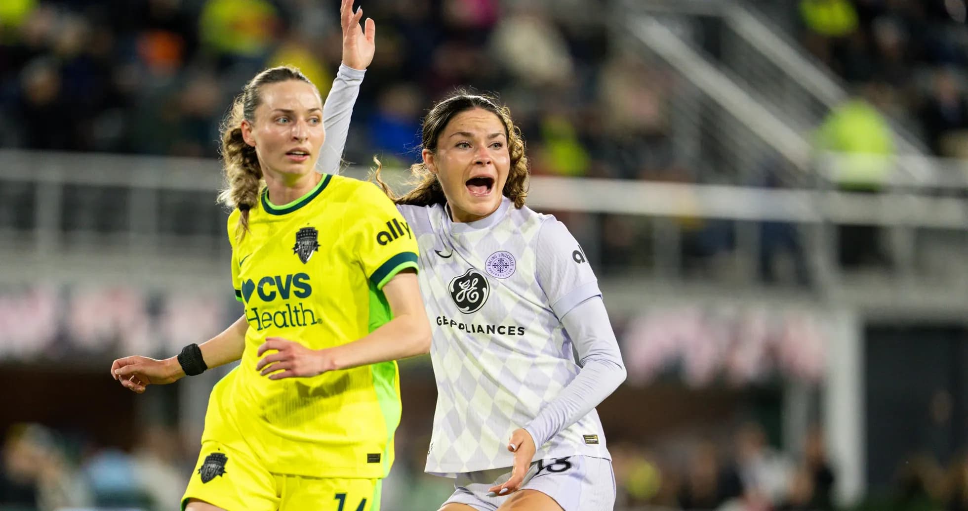 Jugadoras de Racing Louisville y Portland Thorns en acción