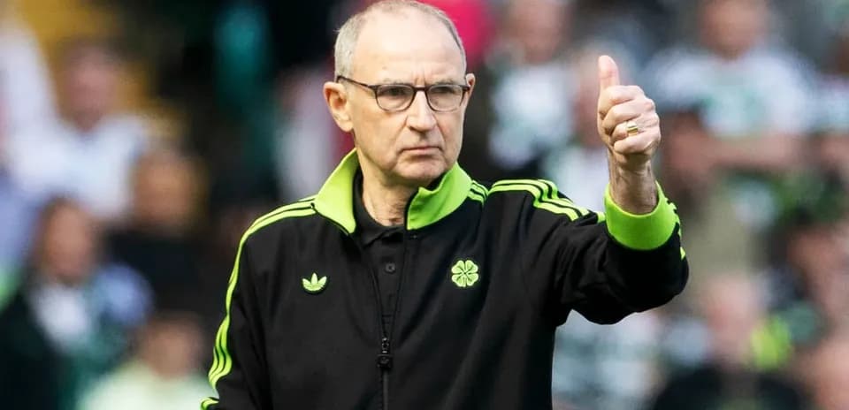 Entrenador dando el pulgar hacia arriba durante el partido