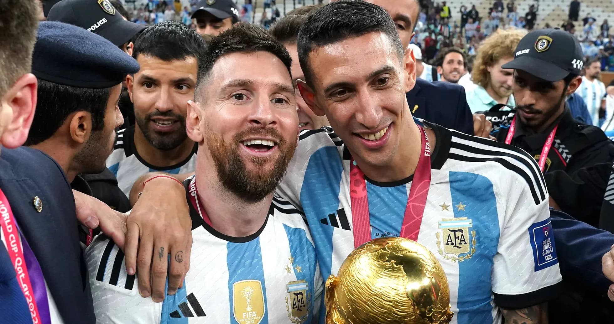 Lionel Messi y Ángel Di María celebrando con el trofeo