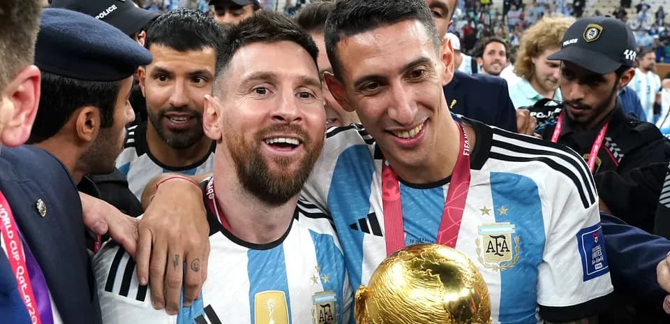 Lionel Messi y Ángel Di María celebrando con el trofeo