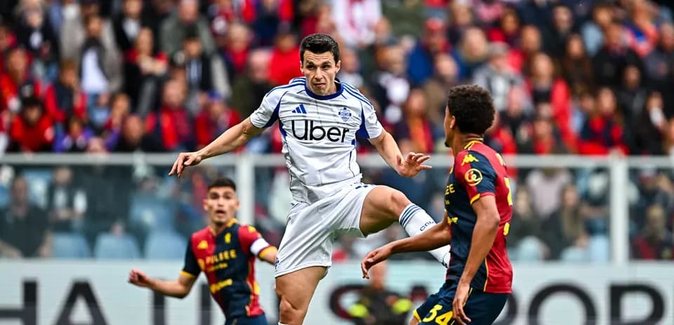 Jugador del Como intenta controlar el balón