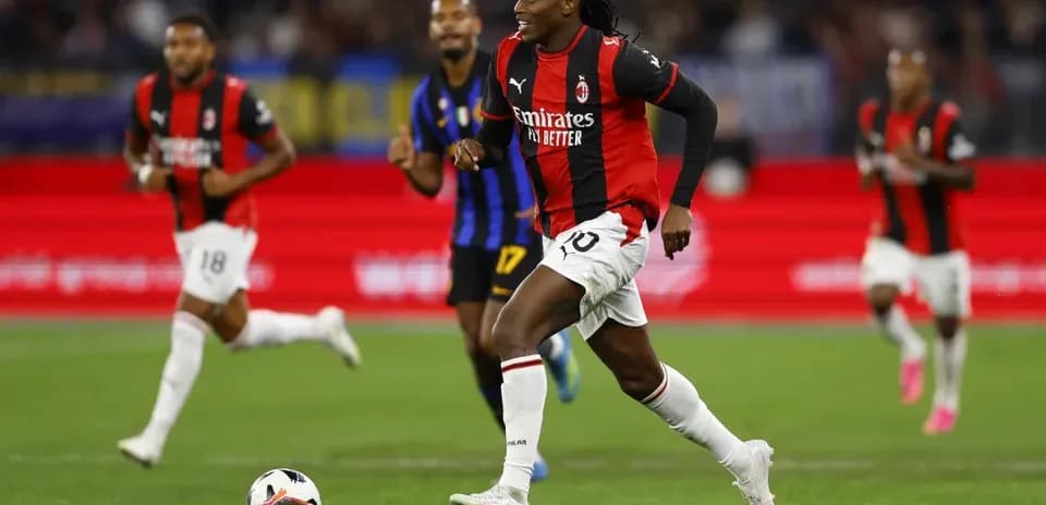 Jugador de AC Milan corriendo con el balón durante el partido