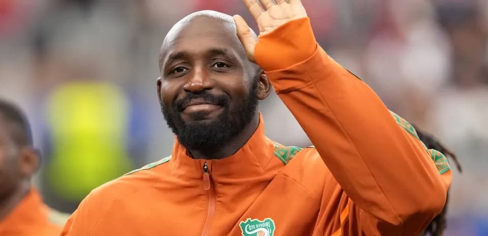 Jugador saludando en la presentación del equipo