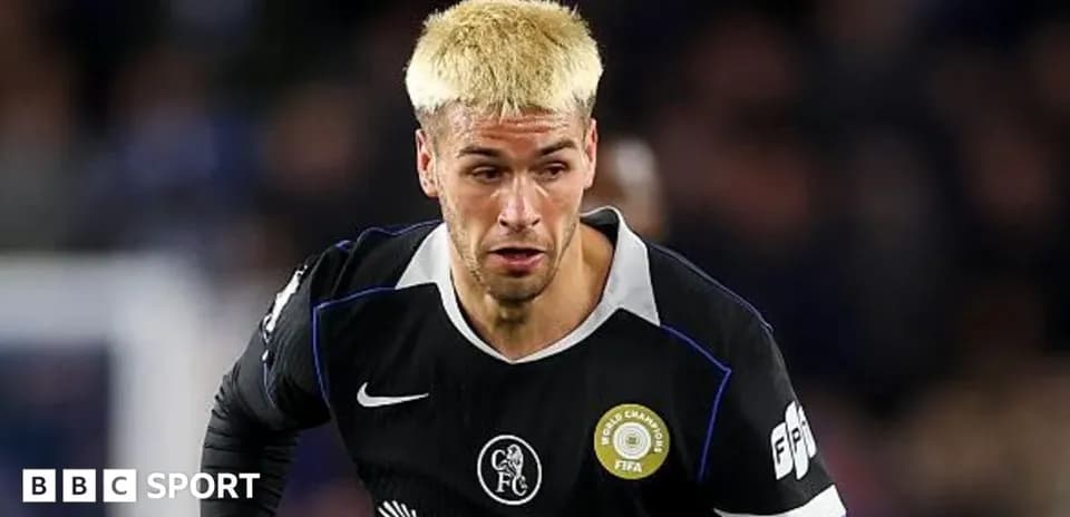 Jugador corriendo con uniforme negro en el campo