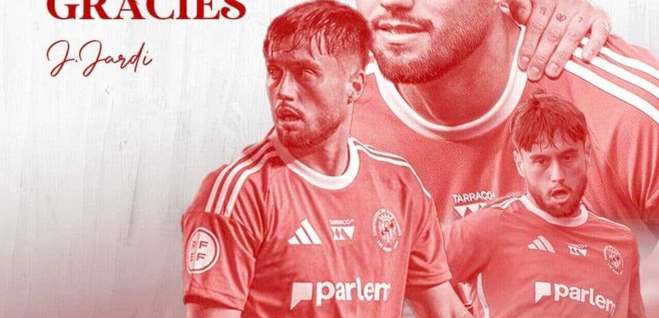 Jugador en camiseta roja de fútbol con agradecimiento