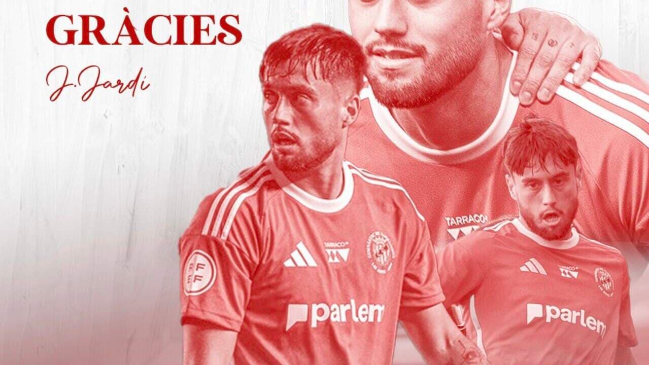 Jugador en camiseta roja de fútbol con agradecimiento
