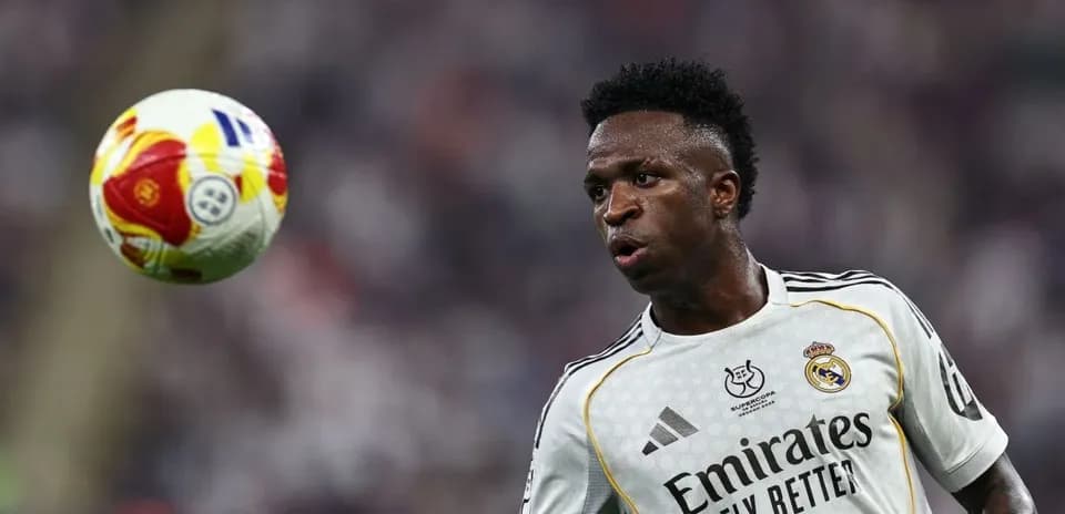 Vinícius Júnior controlando el balón durante un partido