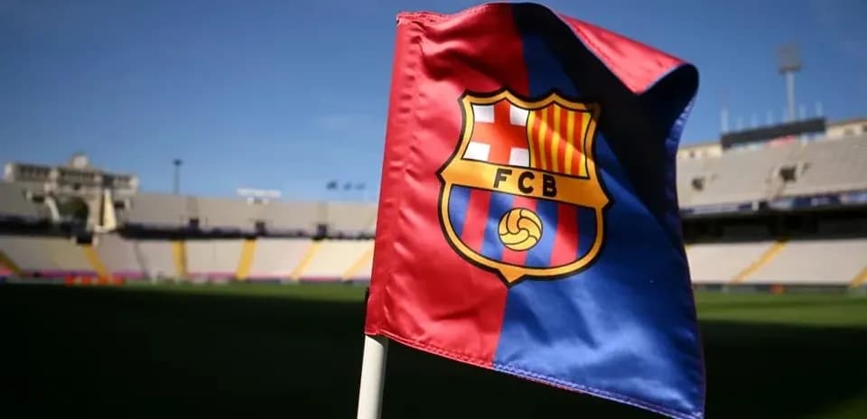 Bandera del FC Barcelona en el estadio vacío