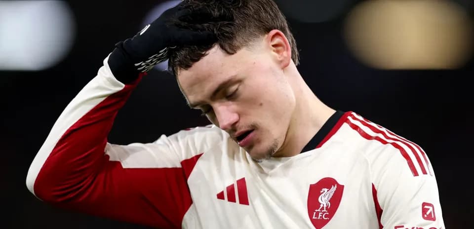 Jugador de Liverpool con la cabeza agachada en el campo