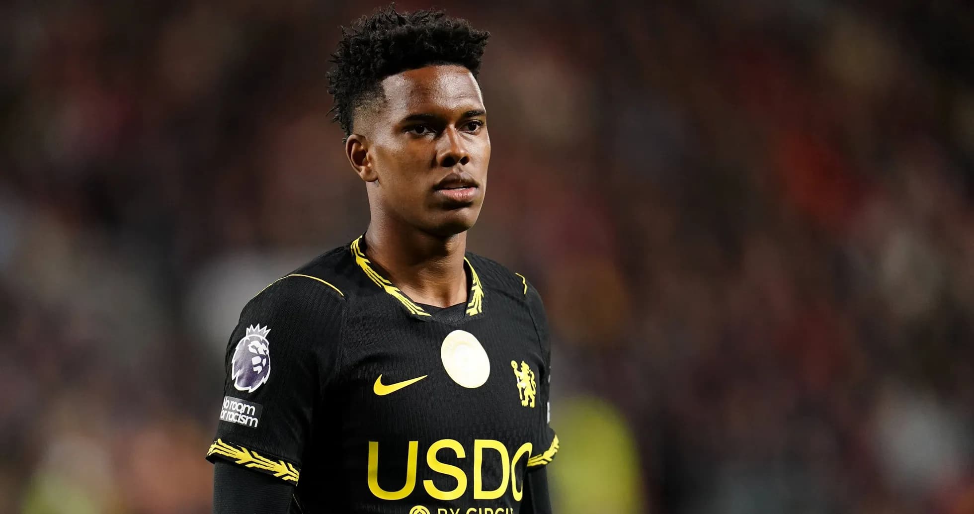 Jugador de Chelsea en uniforme negro durante el partido