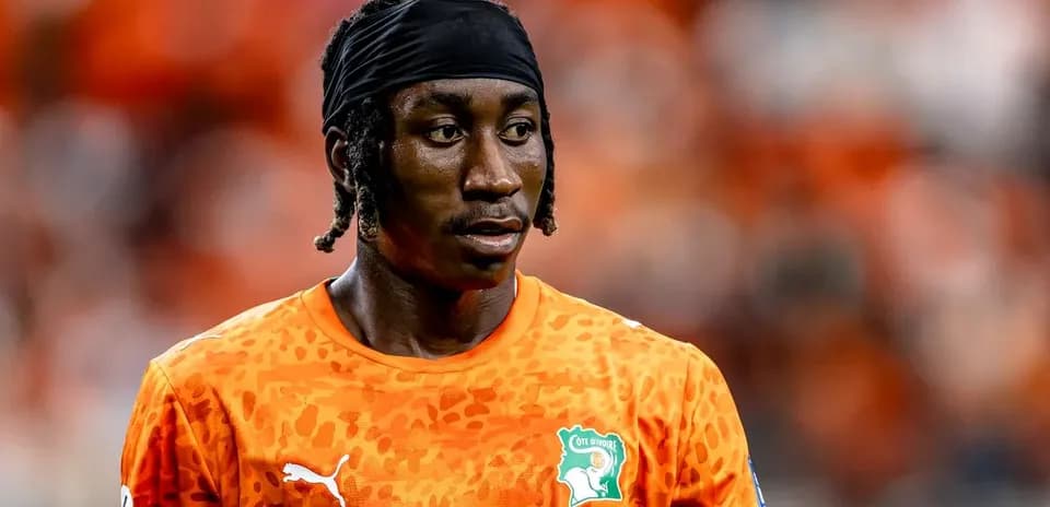 Jugador de fútbol con uniforme naranja de Côte d'Ivoire