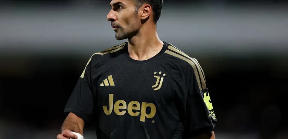 Jugador de Juventus con camiseta negra en el campo