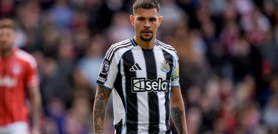 Jugador de Newcastle en acción durante el partido
