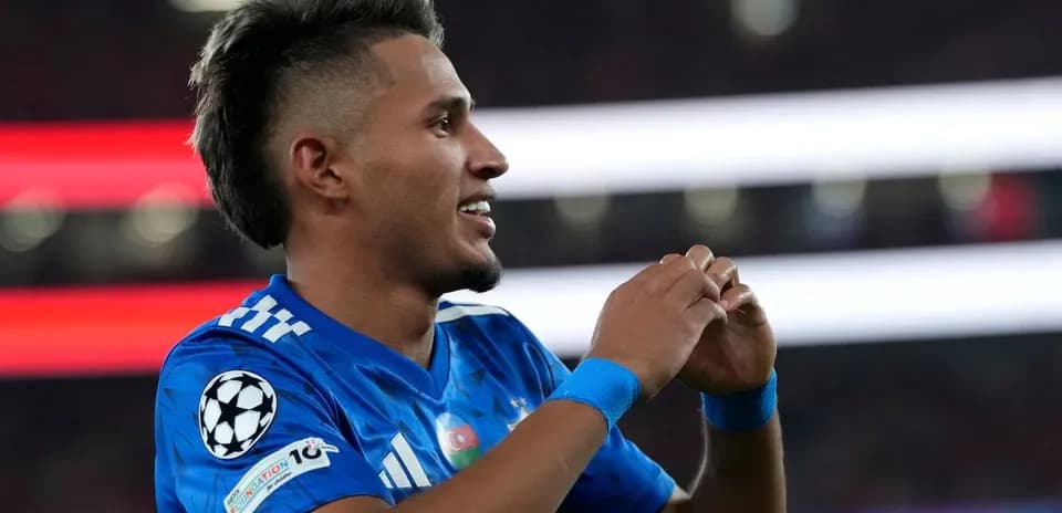 Jugador celebrando durante un partido de fútbol