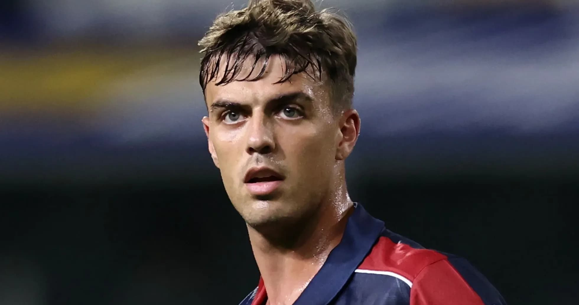 Jugador de fútbol con camiseta de Bolonia en acción