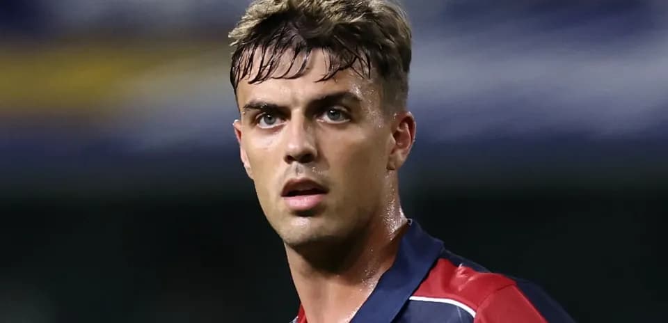 Jugador de fútbol con camiseta de Bolonia en acción