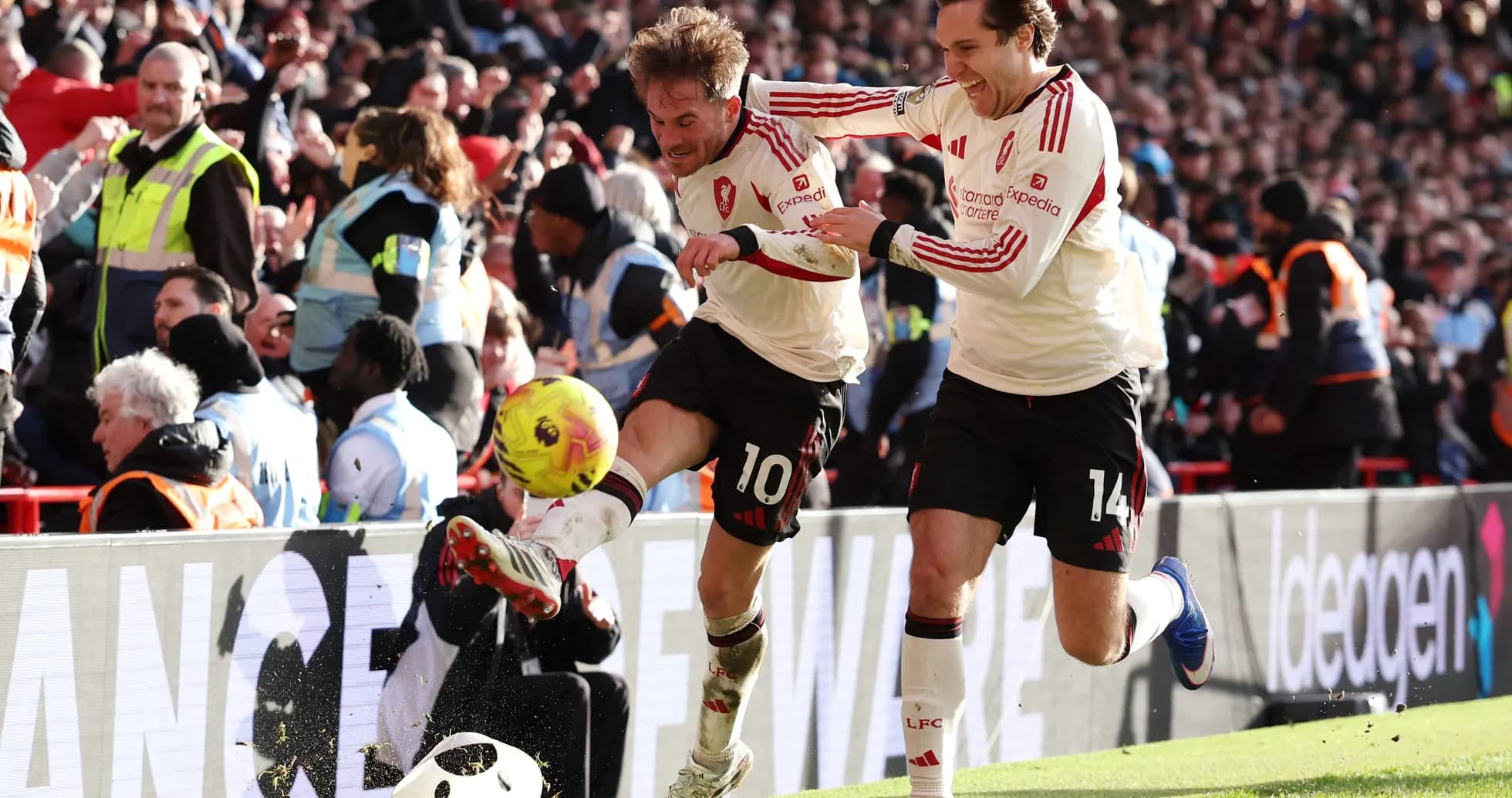 Jugadores de Liverpool celebrando un gol