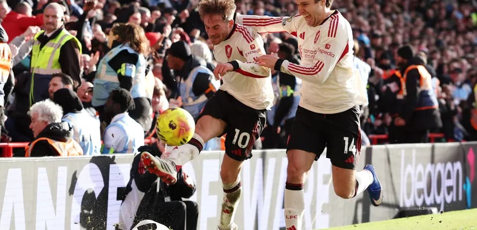 Jugadores de Liverpool celebrando un gol