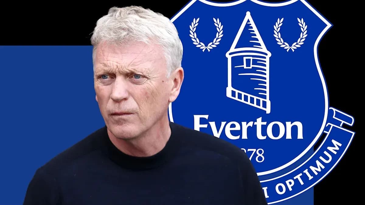 Entrenador David Moyes frente al escudo del Everton
