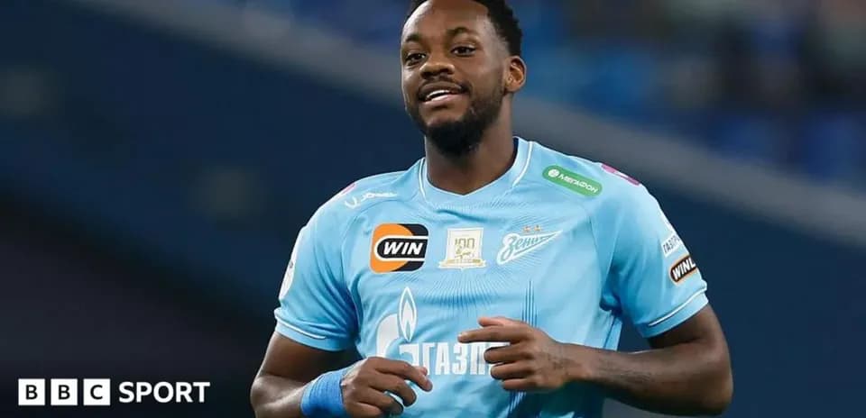 Jugador de Zenit sonriendo en el campo