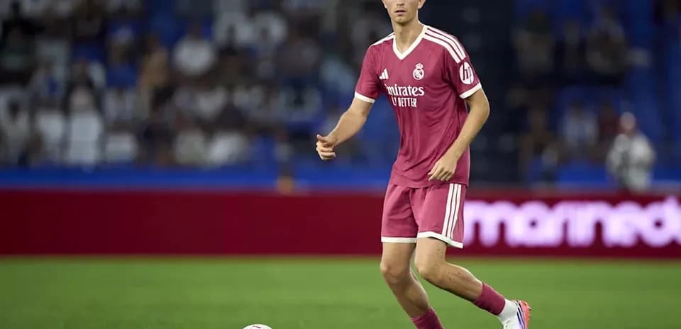Jugador de Real Madrid corriendo con balón en campo