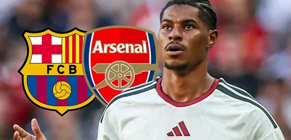 Jugador con camisetas de Barcelona y Arsenal superpuestas