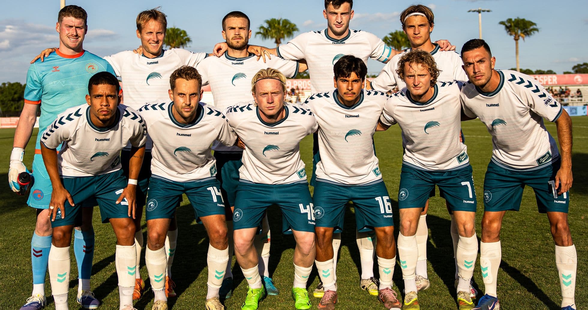 Equipo de fútbol de Naples posando para la foto
