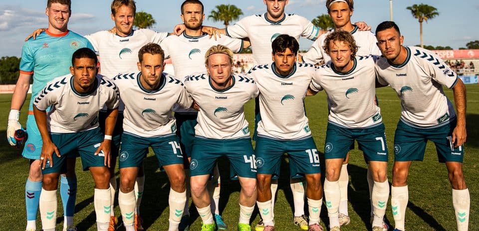 Equipo de fútbol de Naples posando para la foto