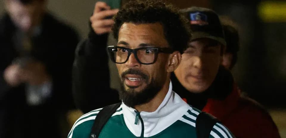 Jugador saliendo del hotel en chaqueta deportiva
