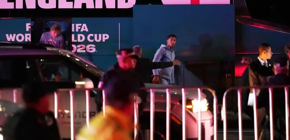 Jugadores de Inglaterra llegando al autobús del equipo