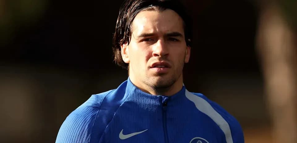 Jugador entrenando con camiseta azul de Chelsea FC