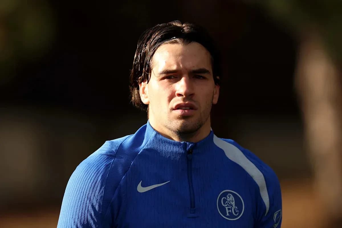 Jugador entrenando con camiseta azul de Chelsea FC